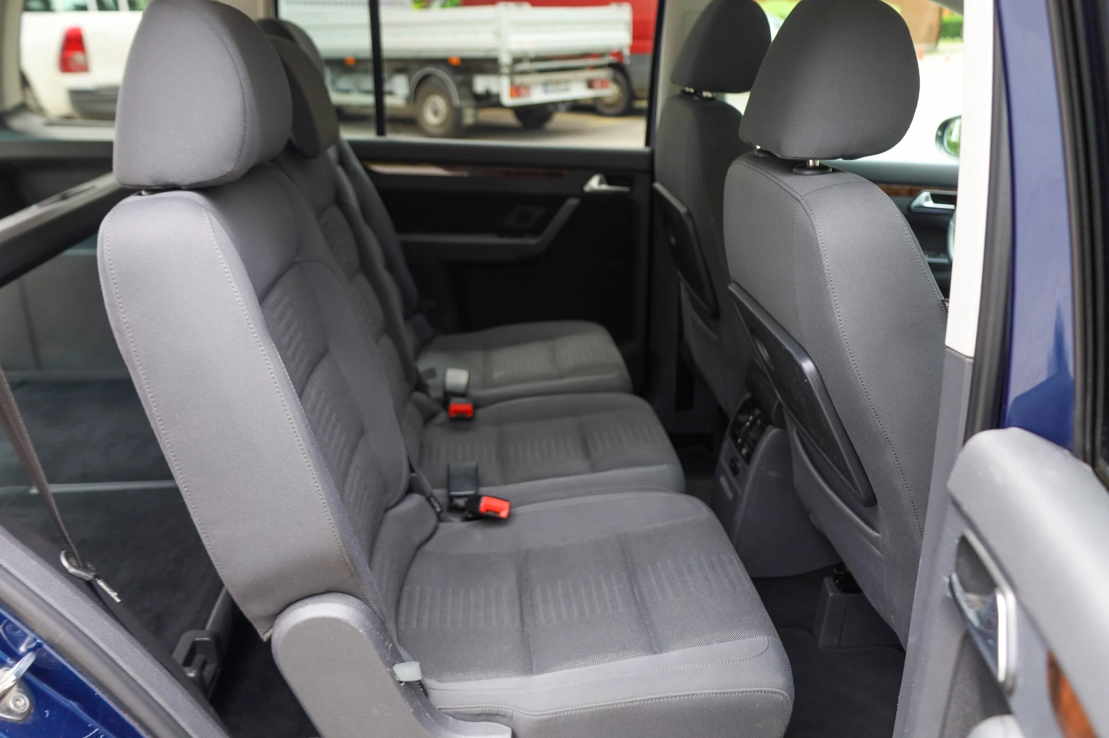 VW Touran R-Line Edition TDI, снимка 9 - Автомобили и джипове - 54708900