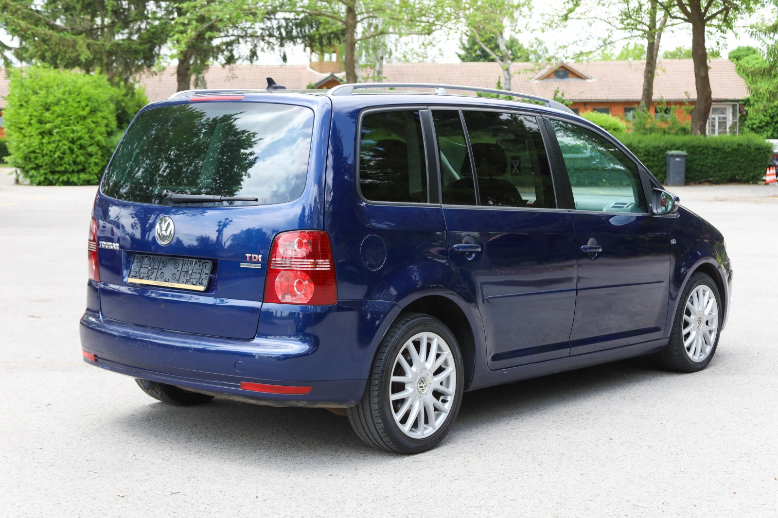 VW Touran R-Line Edition TDI, снимка 5 - Автомобили и джипове - 54708900