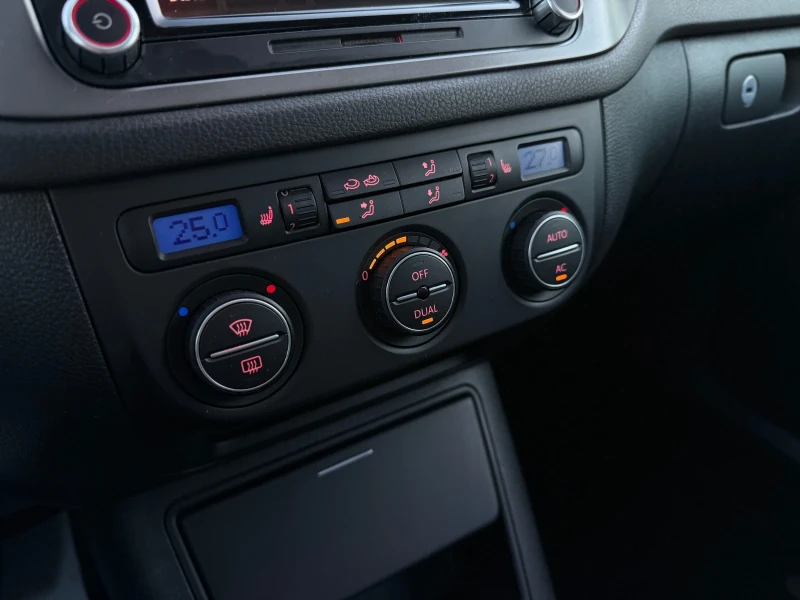 VW Tiguan 2.0TDi 4x4 КОЖА ПАНО САМОПАРК ФУЛЛ, снимка 14 - Автомобили и джипове - 52050662