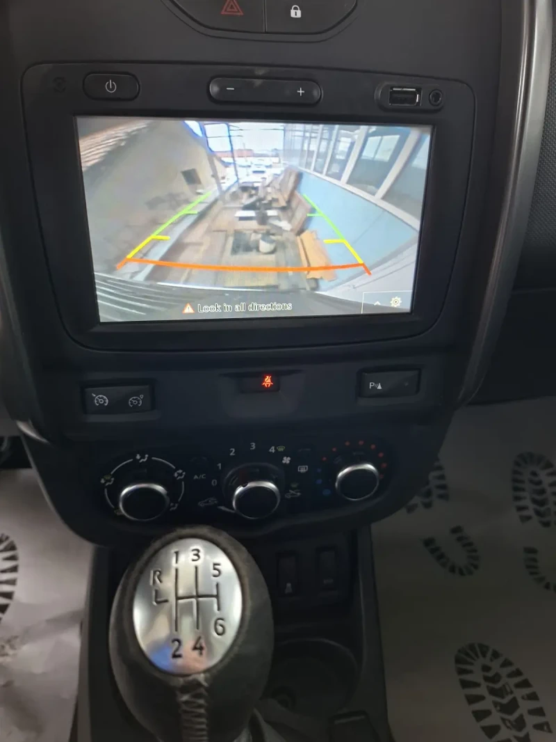 Dacia Duster 1.6I 4x4 Navi, снимка 13 - Автомобили и джипове - 53111634