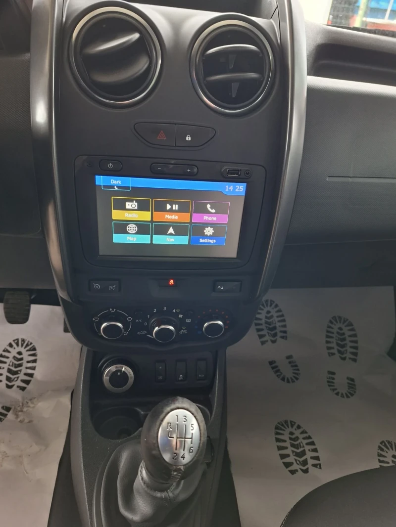 Dacia Duster 1.6I 4x4 Navi, снимка 14 - Автомобили и джипове - 53111634