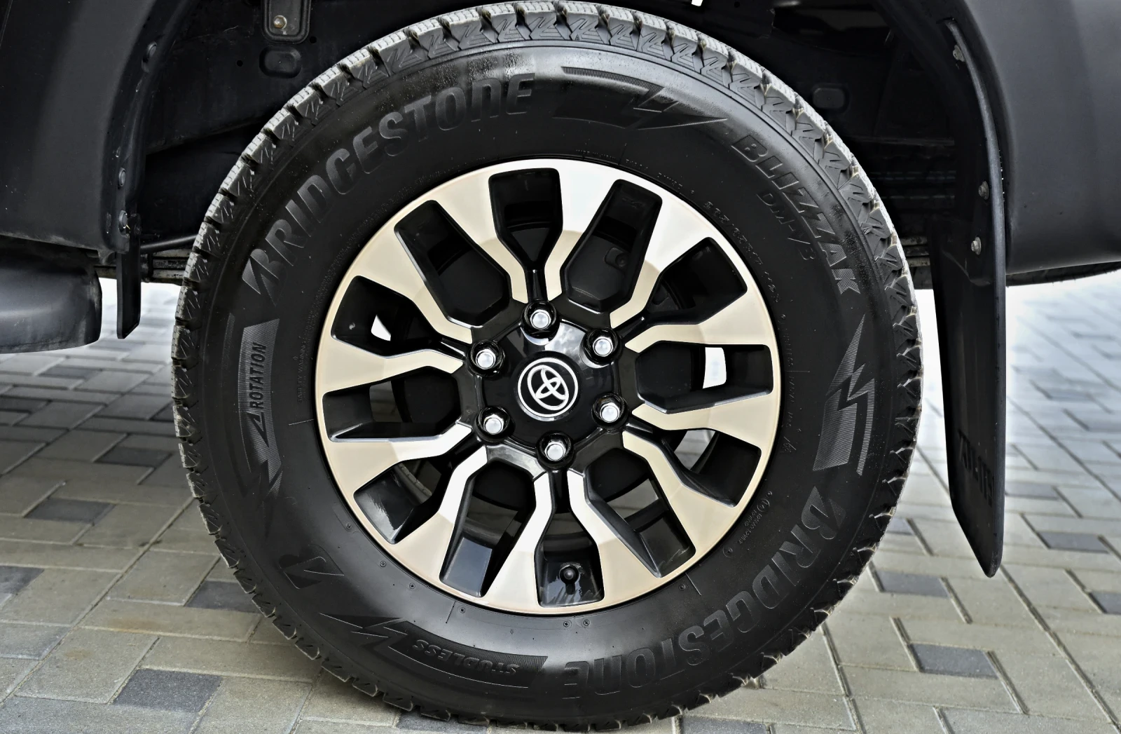 Toyota Hilux GR Sport, снимка 10 - Автомобили и джипове - 54042080