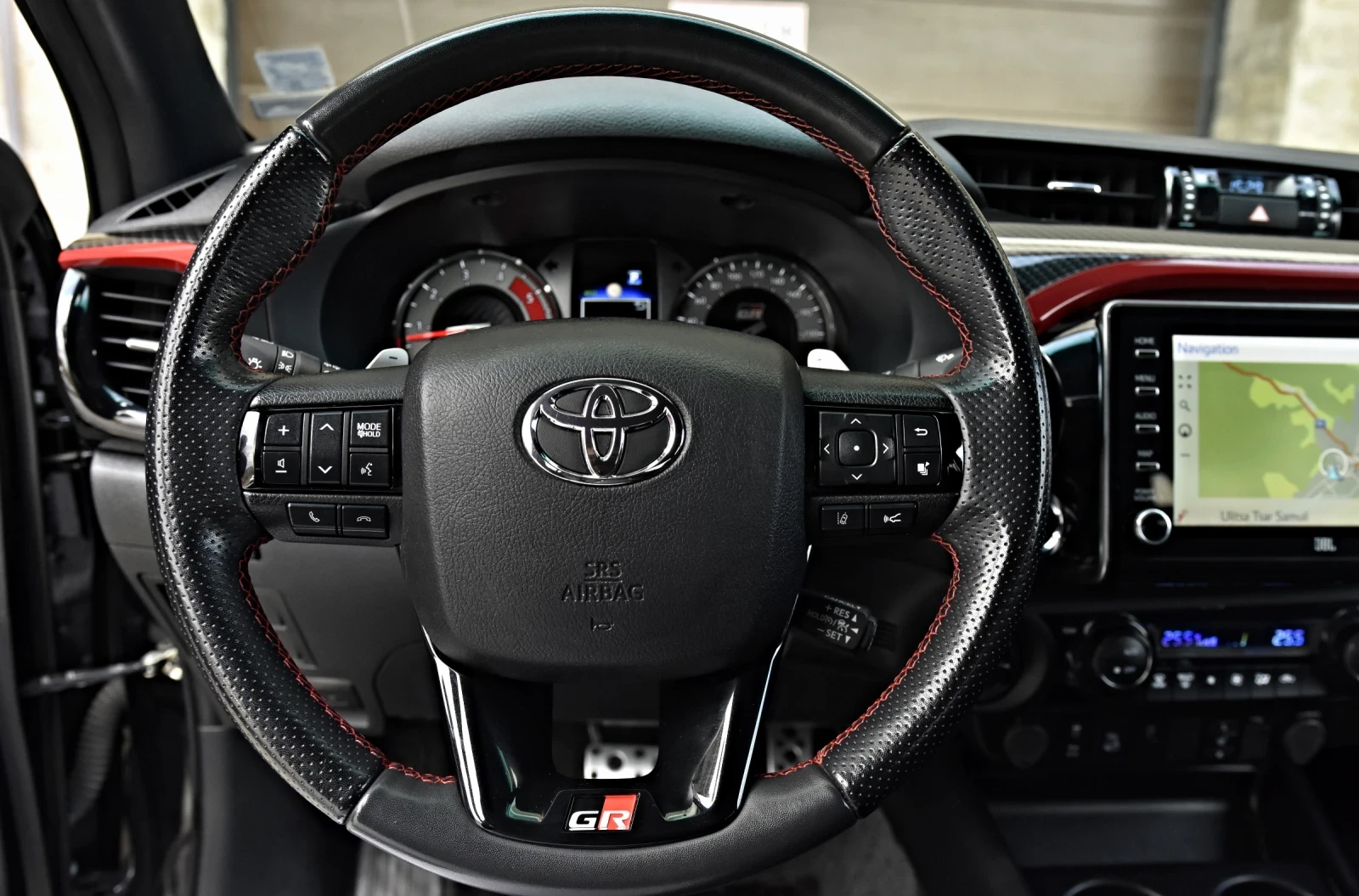 Toyota Hilux GR Sport, снимка 8 - Автомобили и джипове - 54042080