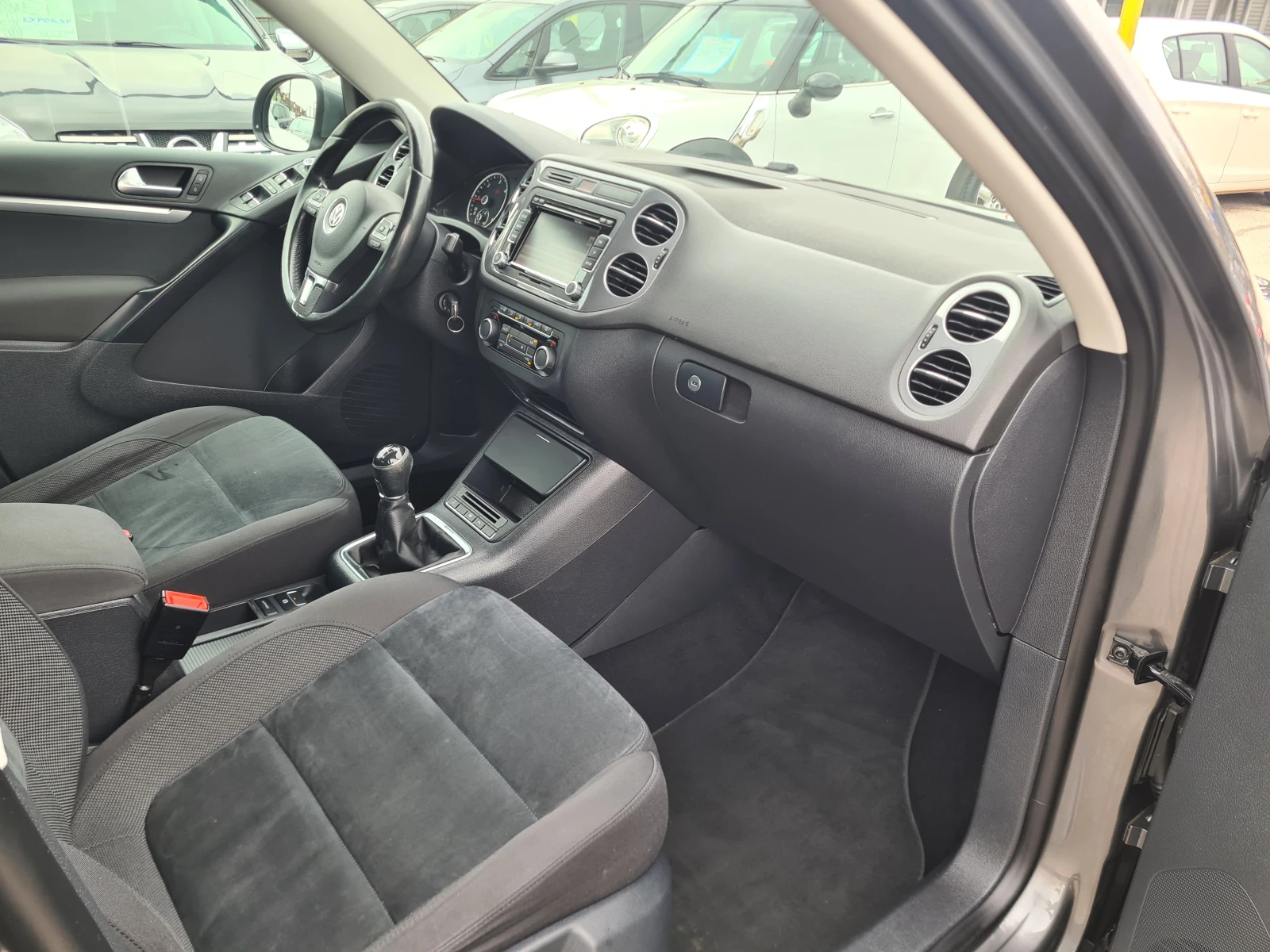 VW Tiguan 2.0TDI-4MOTION-ЛИЗИНГ, снимка 14 - Автомобили и джипове - 54042648