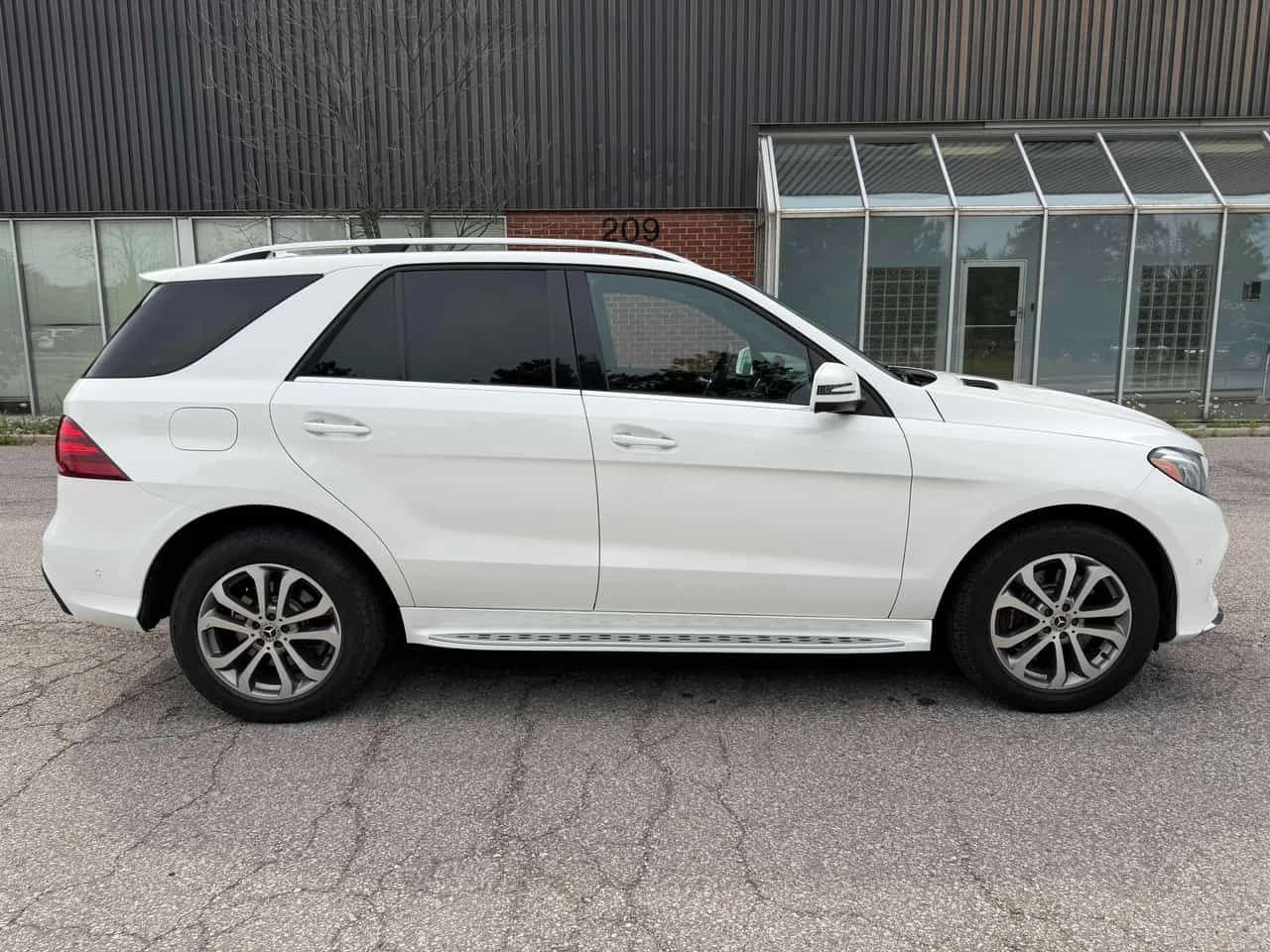 Mercedes-Benz GLE 400 4MATIC | CARFAX | АВТОКРЕДИТ БЕЗ ПЪРВОНАЧАЛНА, снимка 4 - Автомобили и джипове - 55419858