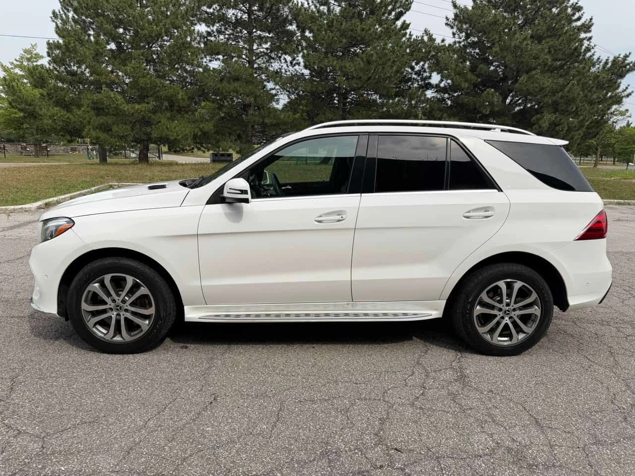 Mercedes-Benz GLE 400 4MATIC | CARFAX | АВТОКРЕДИТ БЕЗ ПЪРВОНАЧАЛНА, снимка 3 - Автомобили и джипове - 55419858