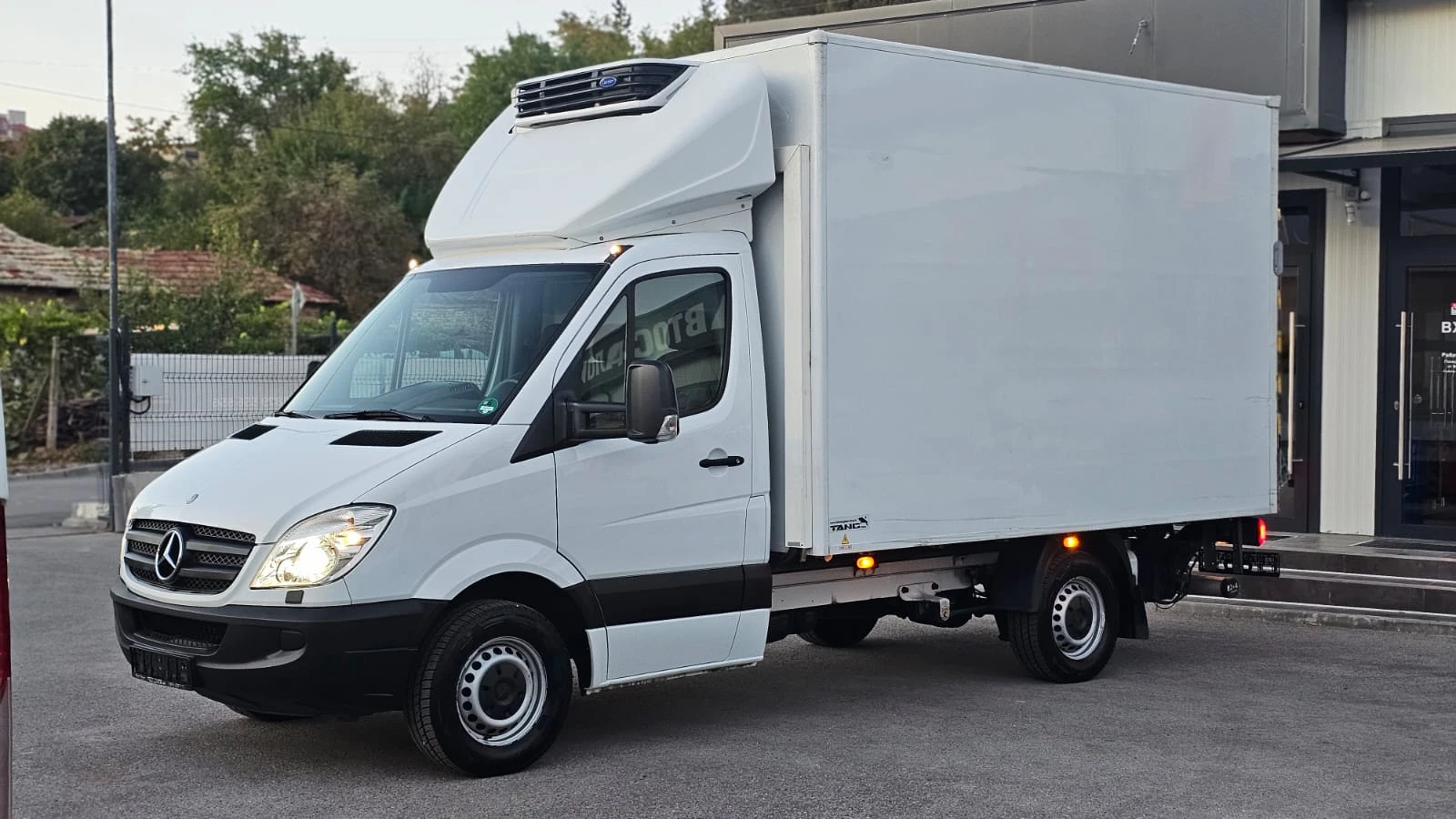 Mercedes-Benz Sprinter 319 3.0D 6SP CH-П. БОРД-ХЛАДИЛЕН-ИСТОРИЯ-ТОП СЪСТ., снимка 3 - Бусове и автобуси - 56034199