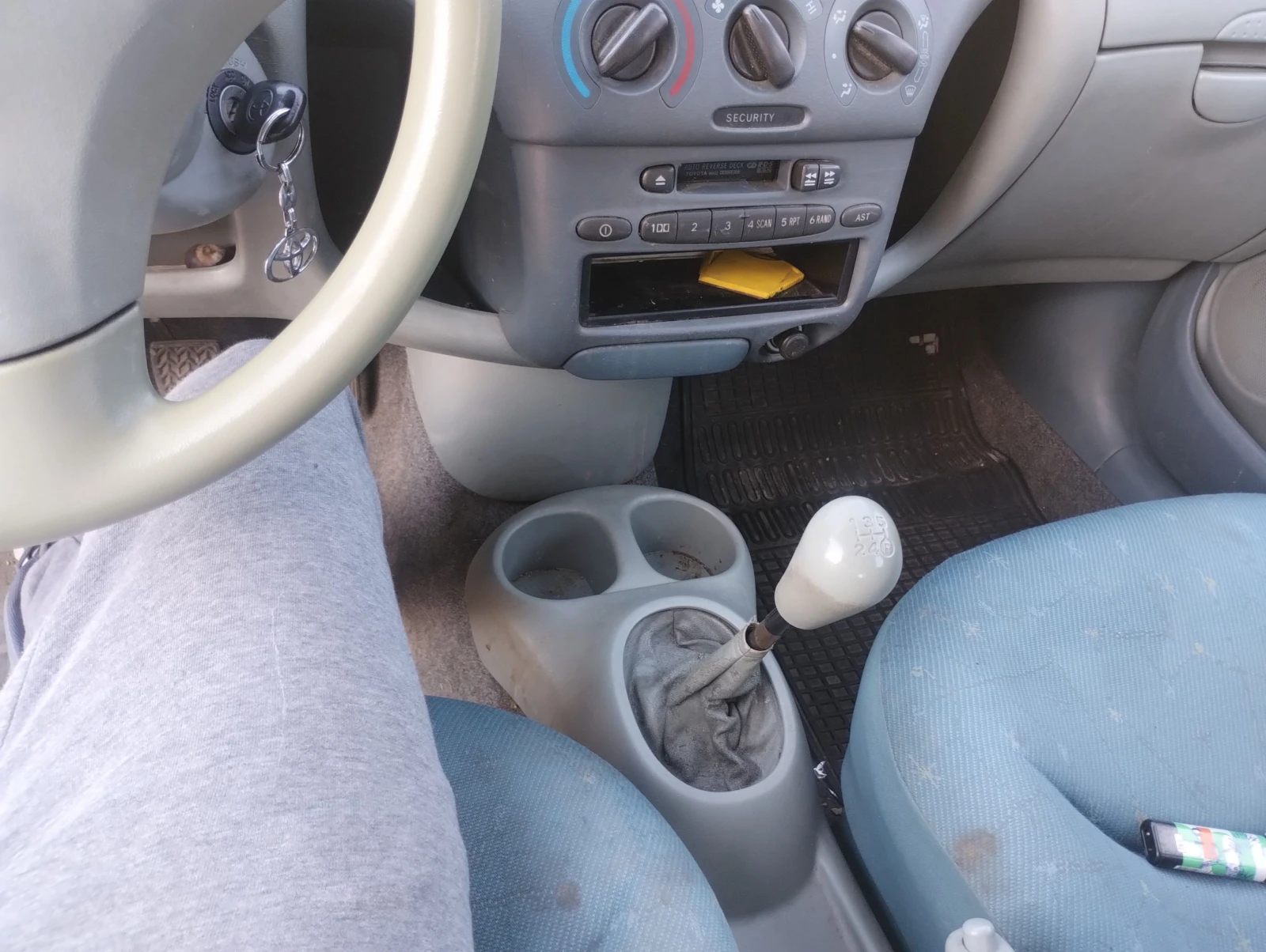 Toyota Yaris 2000, снимка 13 - Автомобили и джипове - 54475557