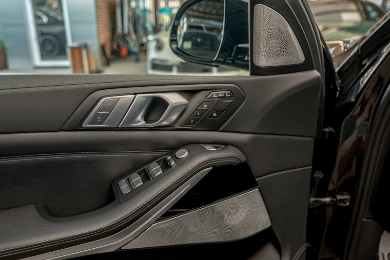 BMW X7 40i/Indiv/M-Technik/Bower&Wilkins Diamond/SKY Loun, снимка 8 - Автомобили и джипове - 51826433