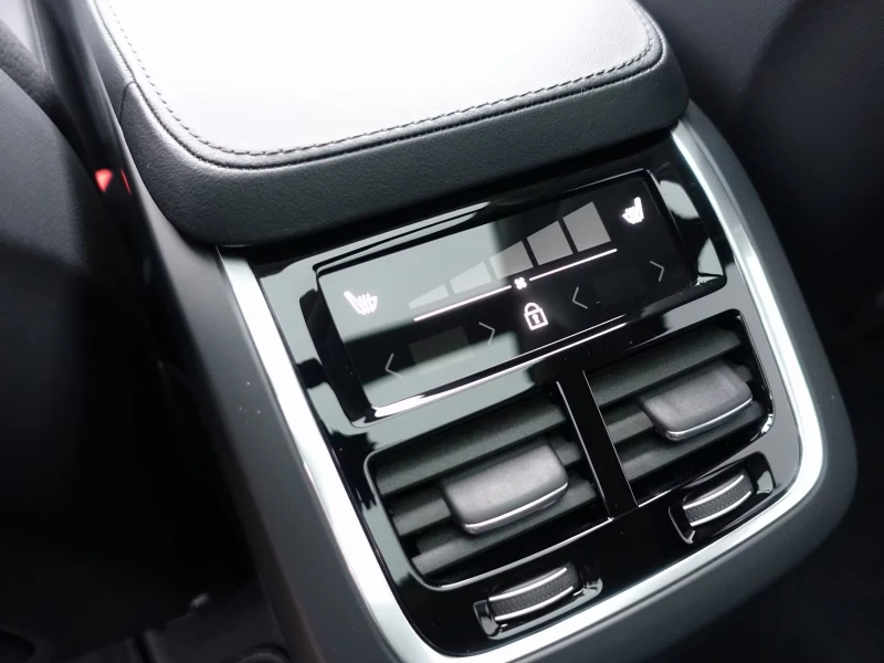 Volvo Xc90 ULTRA/455HP/T8/7S/PANO/H&K/360/HUD/AHK/LED/685g, снимка 14 - Автомобили и джипове - 53035188