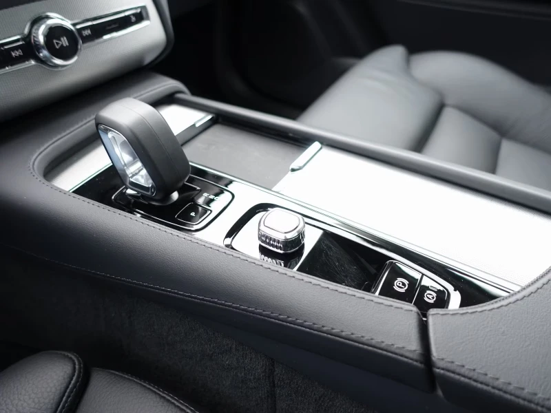 Volvo Xc90 ULTRA/455HP/T8/7S/PANO/H&K/360/HUD/AHK/LED/685g, снимка 12 - Автомобили и джипове - 53035188