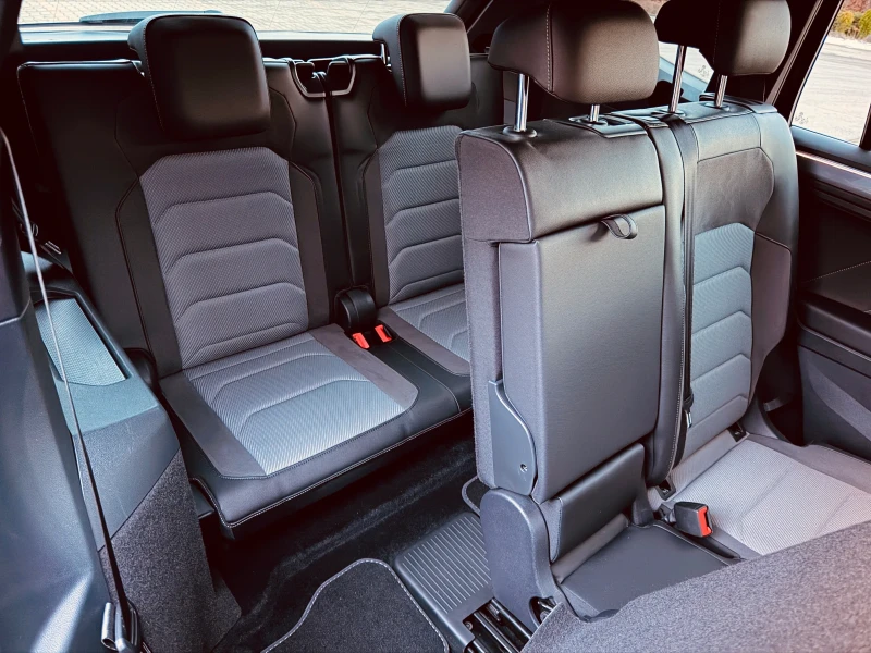 VW Tiguan Allspace 2.0TDI-200KC-R-LINE-7МЕСТЕН-KEYLESS-КАМЕРА-УНИКАТ-, снимка 12 - Автомобили и джипове - 53051295
