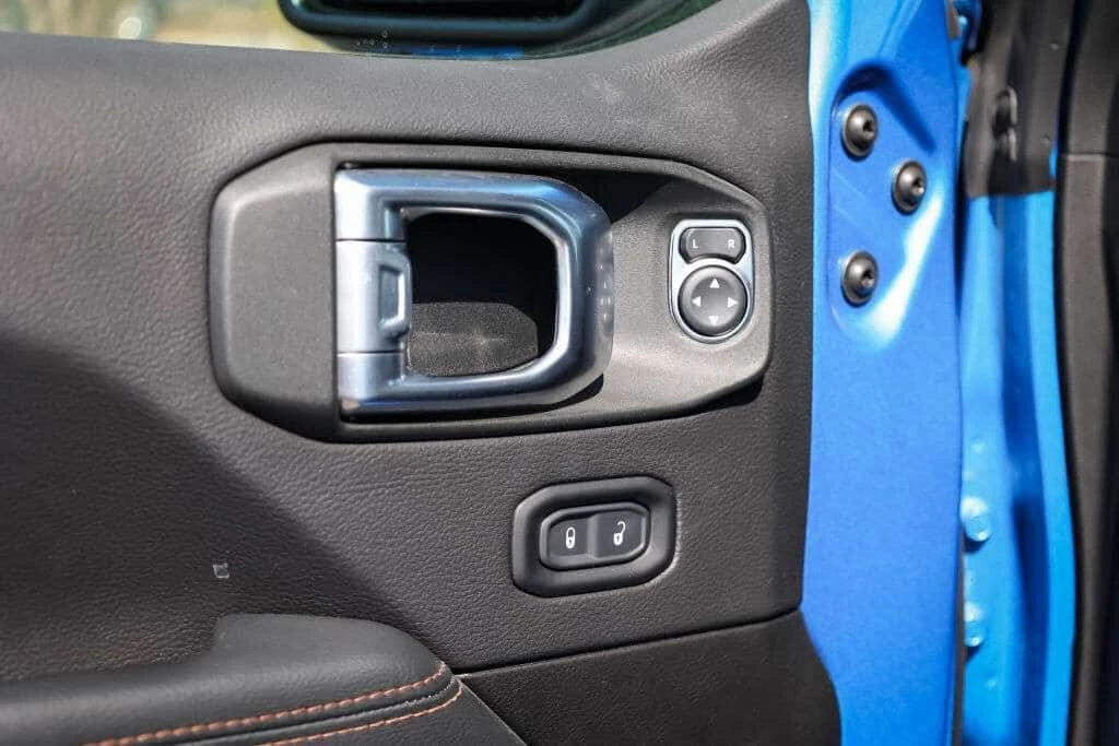 Jeep Wrangler * : Navi, Apple Car Play, Htd Seats * CARFAX * ЦЕН, снимка 15 - Автомобили и джипове - 54784916