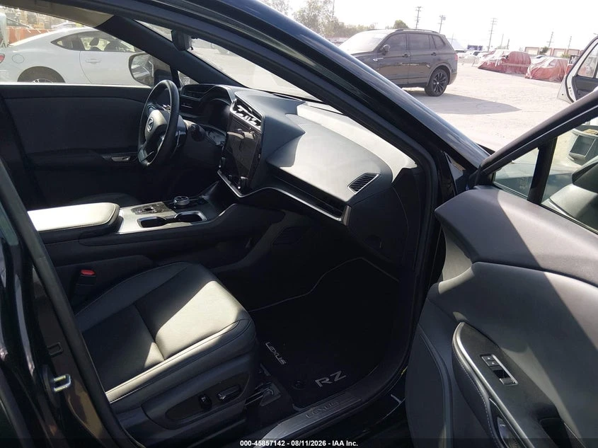 Lexus RZ 300E Premium, снимка 5 - Автомобили и джипове - 55934437