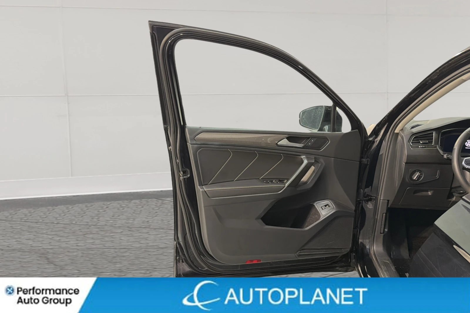 VW Tiguan * Comfortline AWD, Apple CarPlay, Remote Start! * , снимка 12 - Автомобили и джипове - 56073161