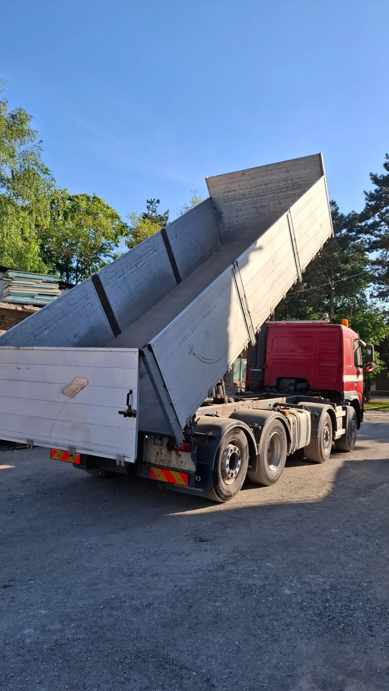 Volvo Fm12 8x2 самосв+ кран, снимка 7 - Камиони - 48079227