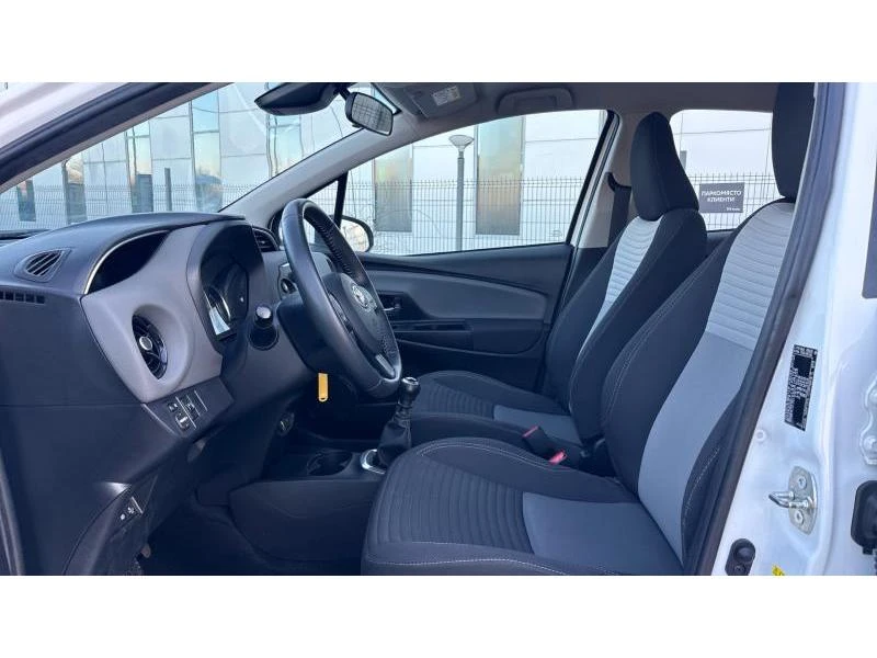 Toyota Yaris 1.5P TERRA, снимка 12 - Автомобили и джипове - 53130941