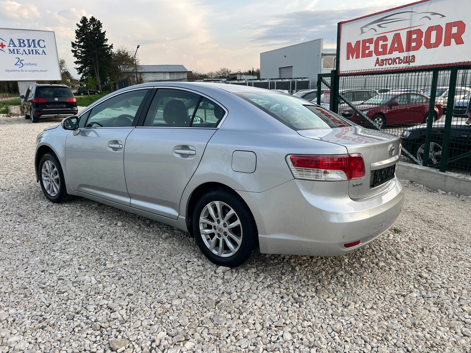 Toyota Avensis 1.6i 16v/132p.s-Sedan - изображение 4