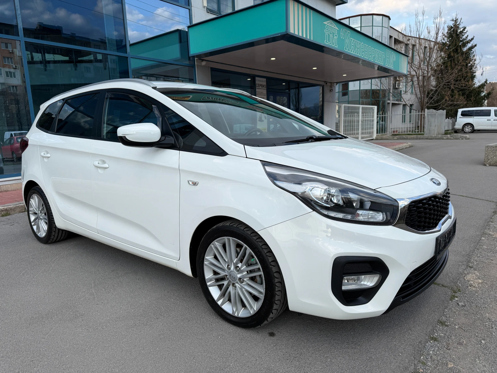 Kia Carens 1.7 CRDI* FACELIFT* 7 МЕСТНА* СЕРВИЗНА ИСТОРИЯ* , снимка 3 - Автомобили и джипове - 53996621