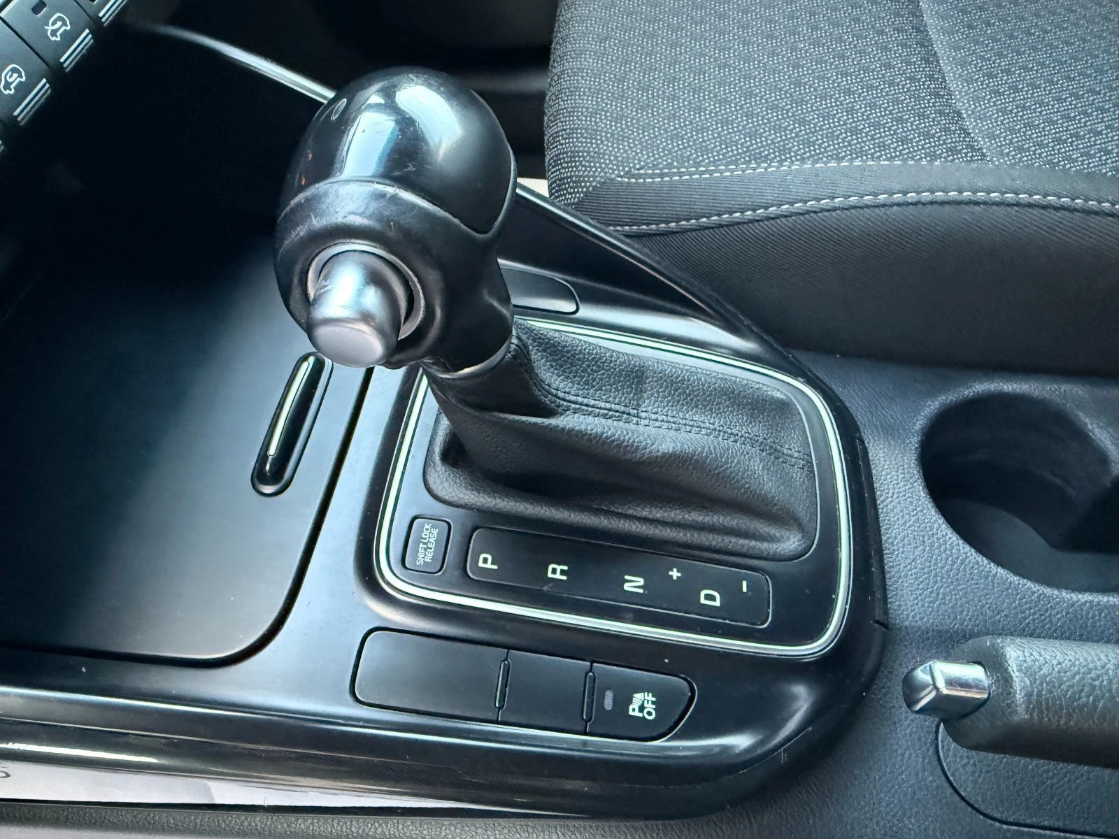 Kia Carens 1.7 CRDI* FACELIFT* 7 МЕСТНА* СЕРВИЗНА ИСТОРИЯ* , снимка 14 - Автомобили и джипове - 53996621