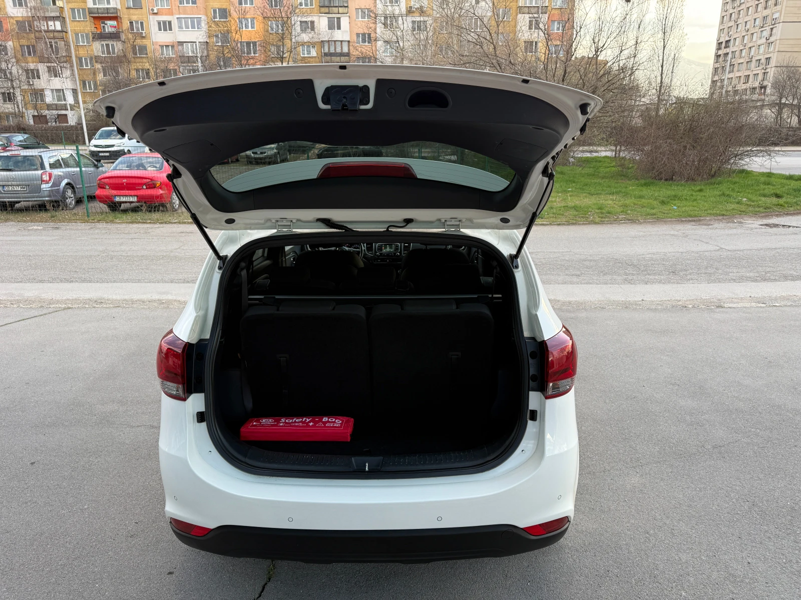 Kia Carens 1.7 CRDI* FACELIFT* 7 МЕСТНА* СЕРВИЗНА ИСТОРИЯ* , снимка 16 - Автомобили и джипове - 53996621