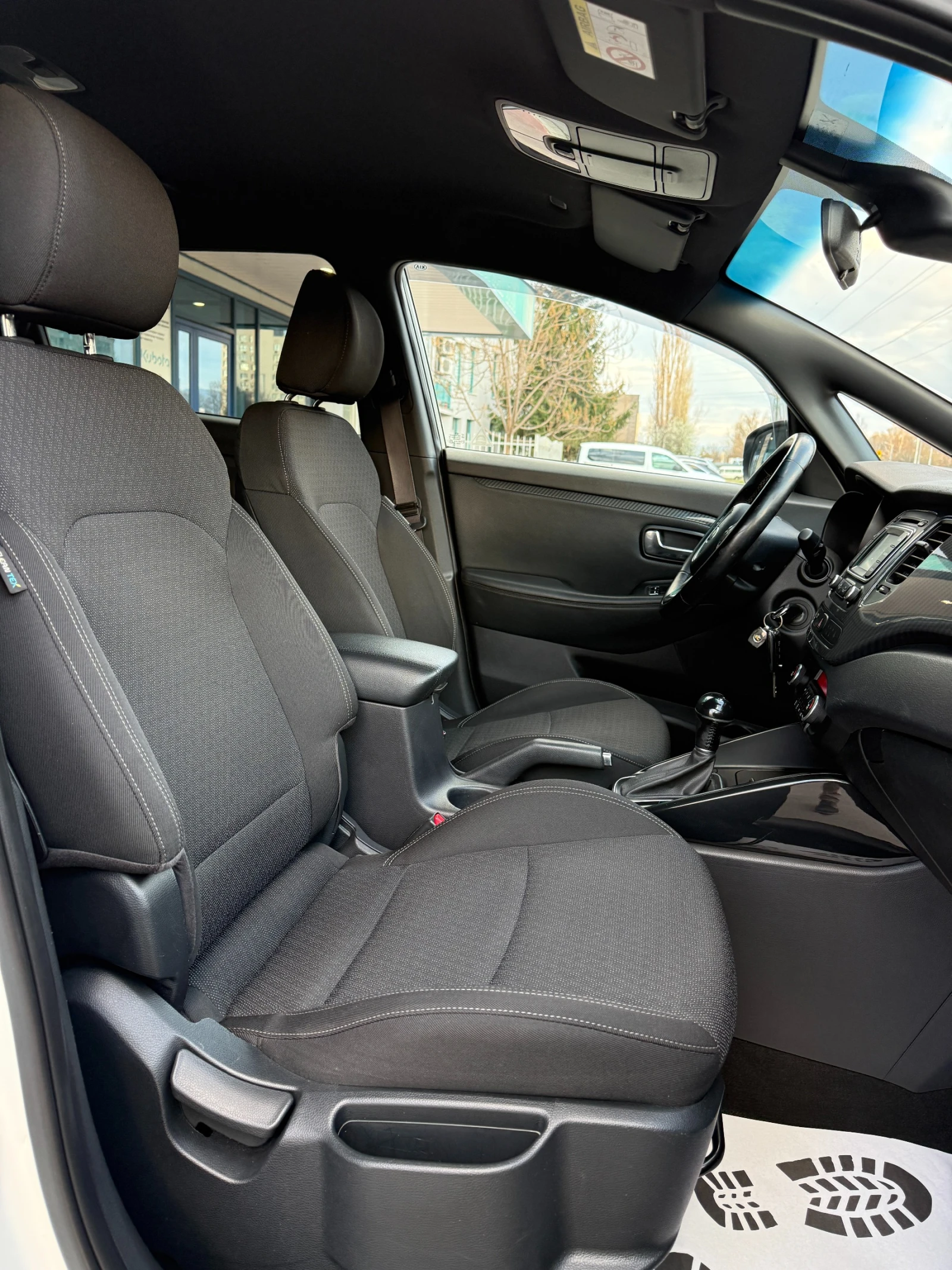 Kia Carens 1.7 CRDI* FACELIFT* 7 МЕСТНА* СЕРВИЗНА ИСТОРИЯ* , снимка 8 - Автомобили и джипове - 53996621