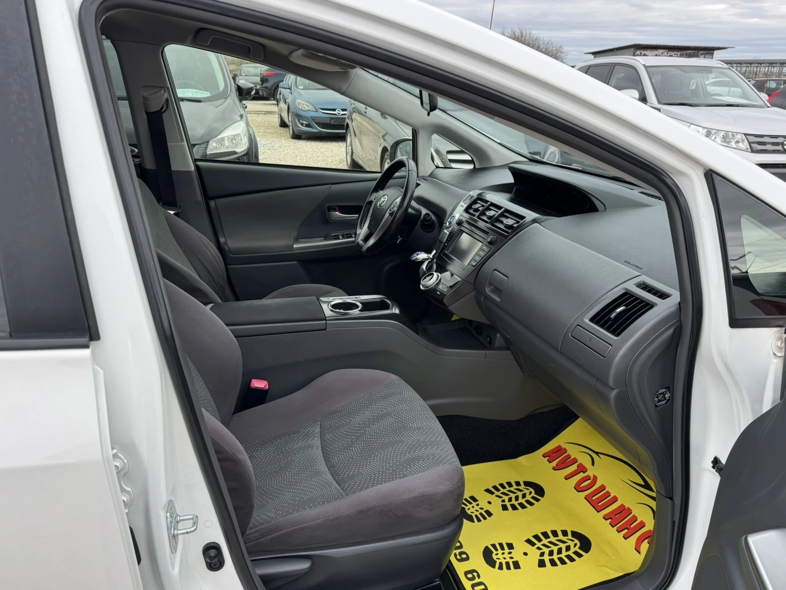 Toyota Prius PLUS 1.8I HYBRID 6+ 1, снимка 15 - Автомобили и джипове - 54026553