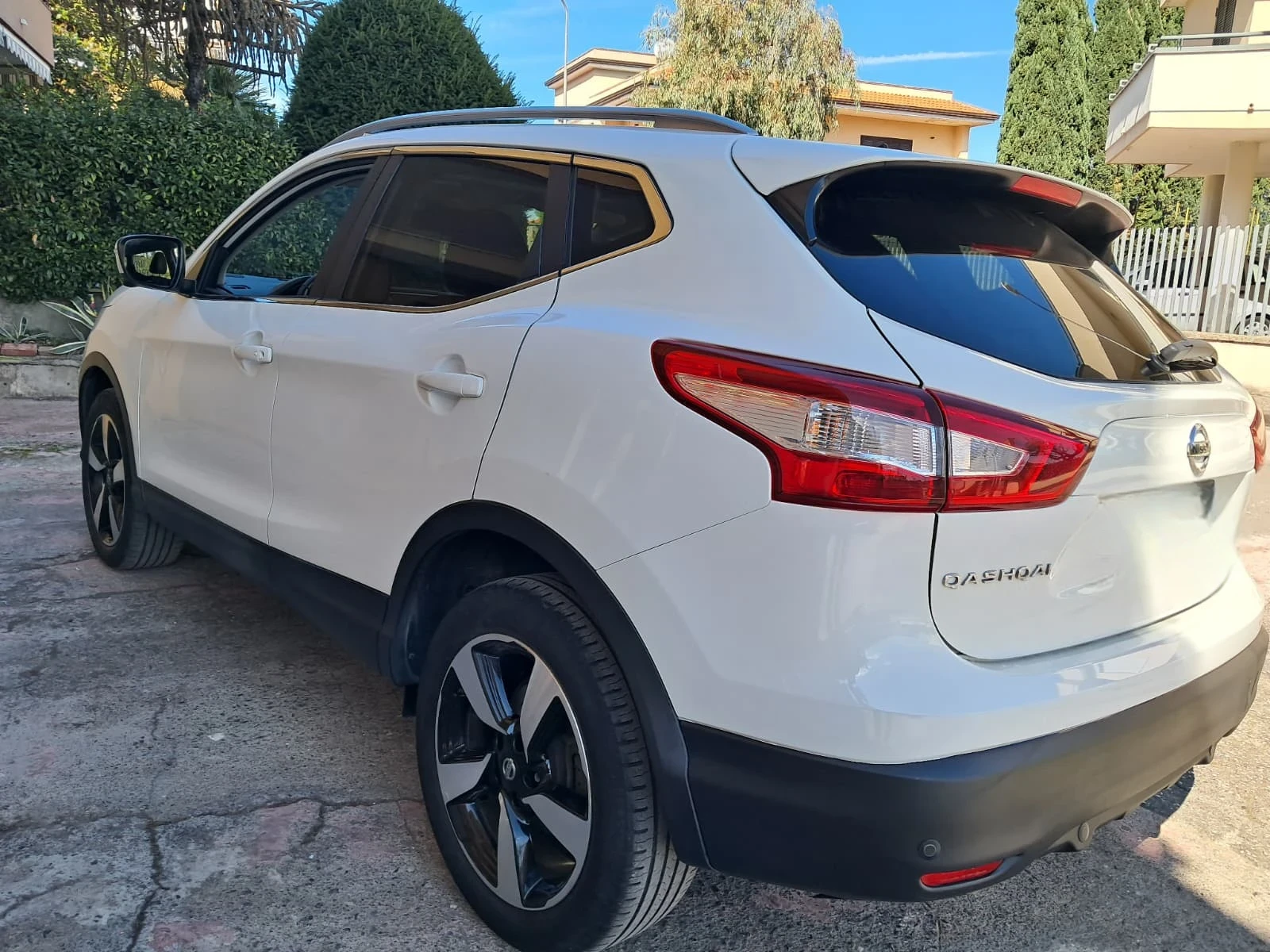 Nissan Qashqai 1.6 dCi 4WD Black Edition (96 kw) EURO 6B - изображение 5