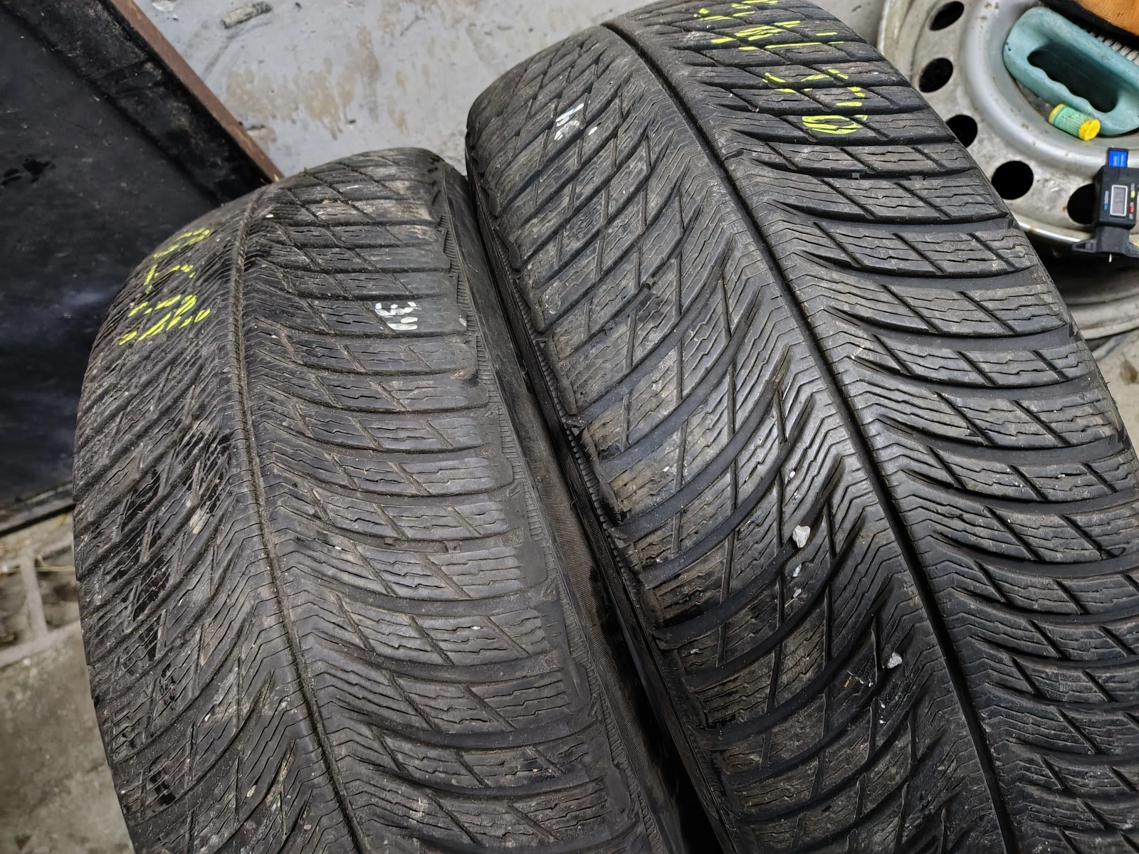 Гуми Зимни 235/65R17, снимка 2 - Гуми и джанти - 54088085