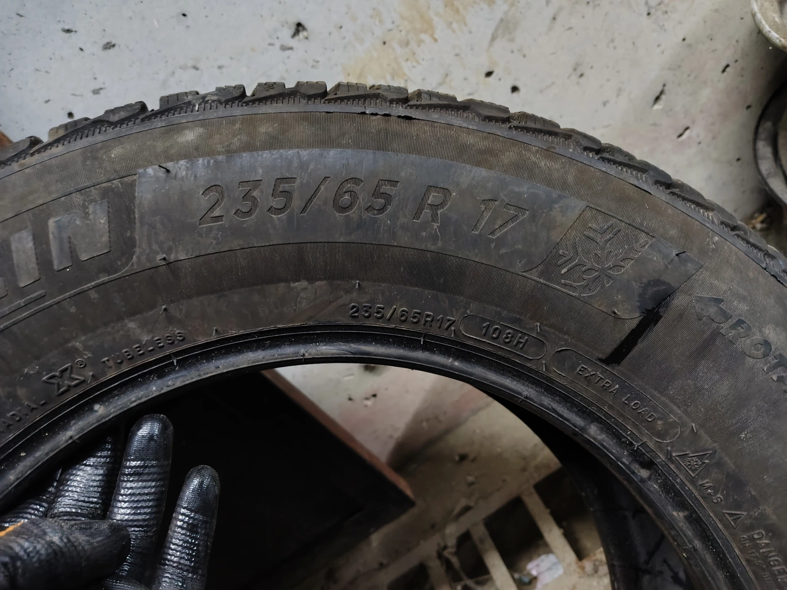Гуми Зимни 235/65R17, снимка 6 - Гуми и джанти - 54088085