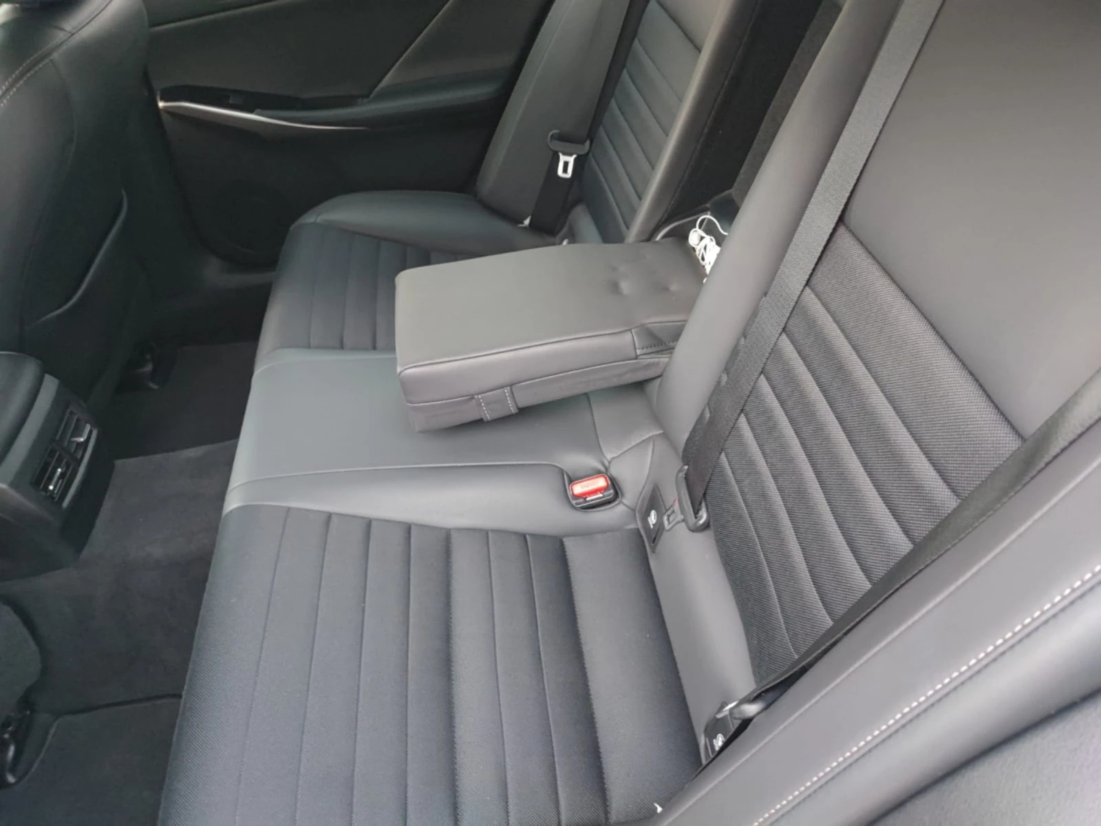 Lexus IS 300H FACELIFT* ГАРАНЦИЯ*  | Mobile.bg — изображение 12