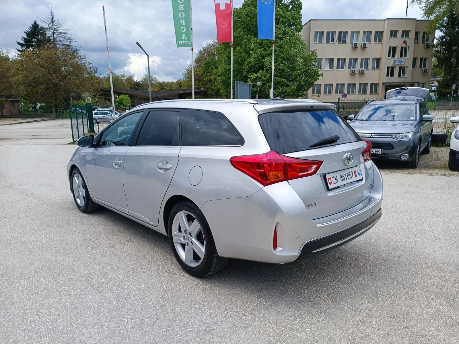 Toyota Auris 1.6i-132кс-ШВЕЙЦАРИЯ-РЪЧКА-6ск-NAVI-KEYLESS, снимка 6 - Автомобили и джипове - 54388884