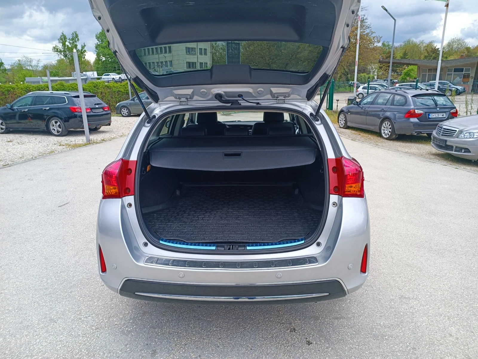 Toyota Auris 1.6i-132кс-ШВЕЙЦАРИЯ-РЪЧКА-6ск-NAVI-KEYLESS, снимка 5 - Автомобили и джипове - 54388884