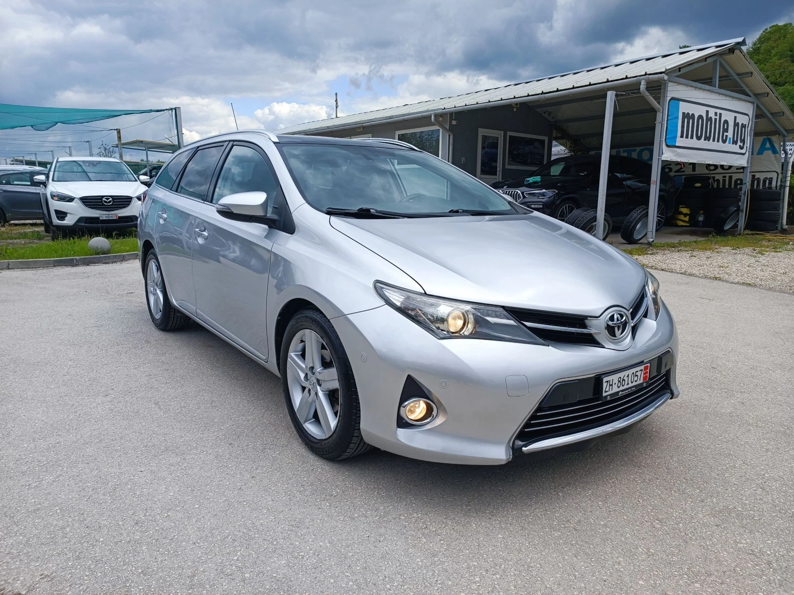 Toyota Auris 1.6i-132кс-ШВЕЙЦАРИЯ-РЪЧКА-6ск-NAVI-KEYLESS, снимка 2 - Автомобили и джипове - 54388884