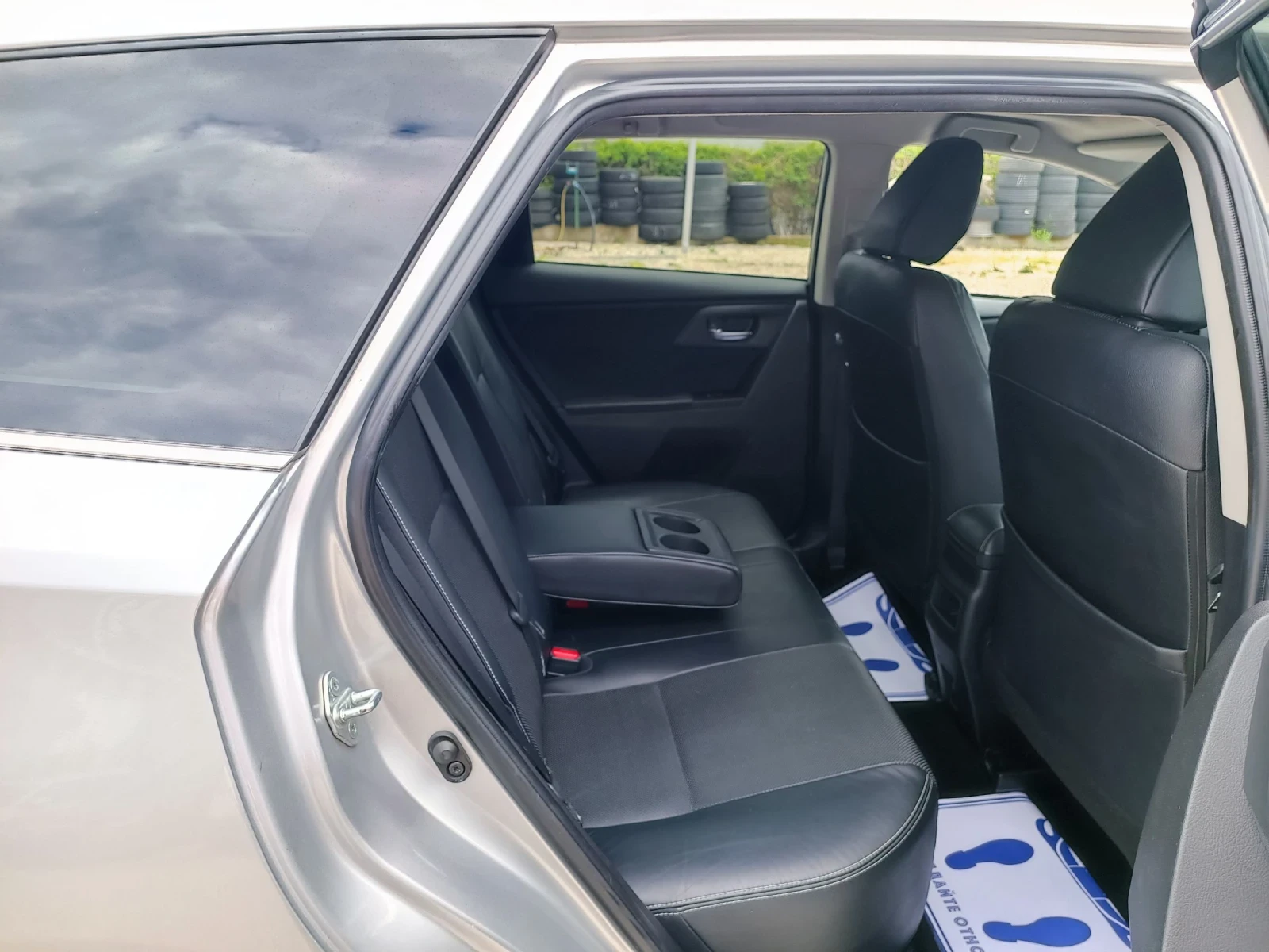 Toyota Auris 1.6i-132кс-ШВЕЙЦАРИЯ-РЪЧКА-6ск-NAVI-KEYLESS, снимка 12 - Автомобили и джипове - 54388884
