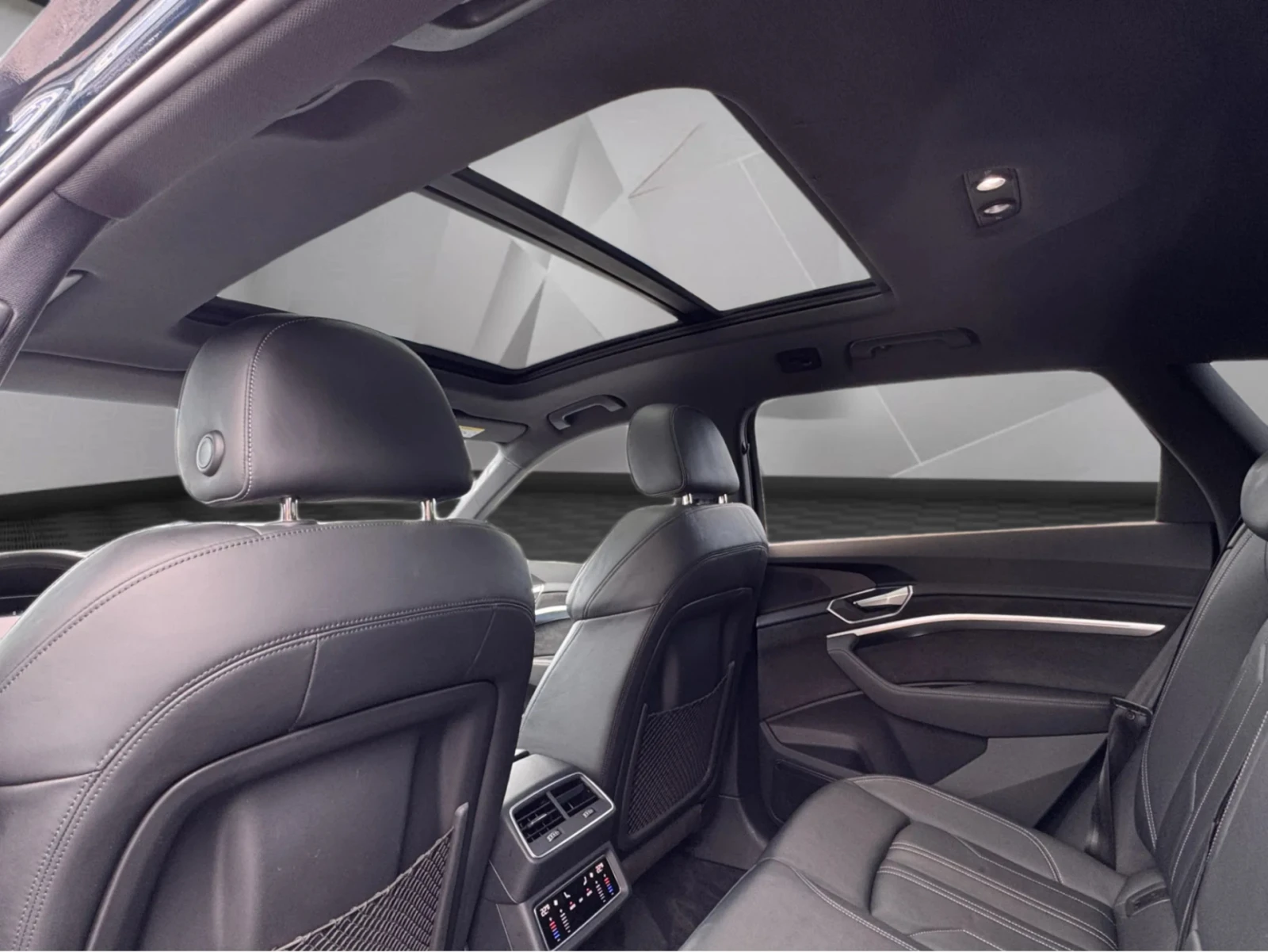 Audi E-Tron 55 S-LINE 95KWH 408КС. B&O ПАНОРАМА КОЖА ПОДГРЕВ, снимка 15 - Автомобили и джипове - 54915788