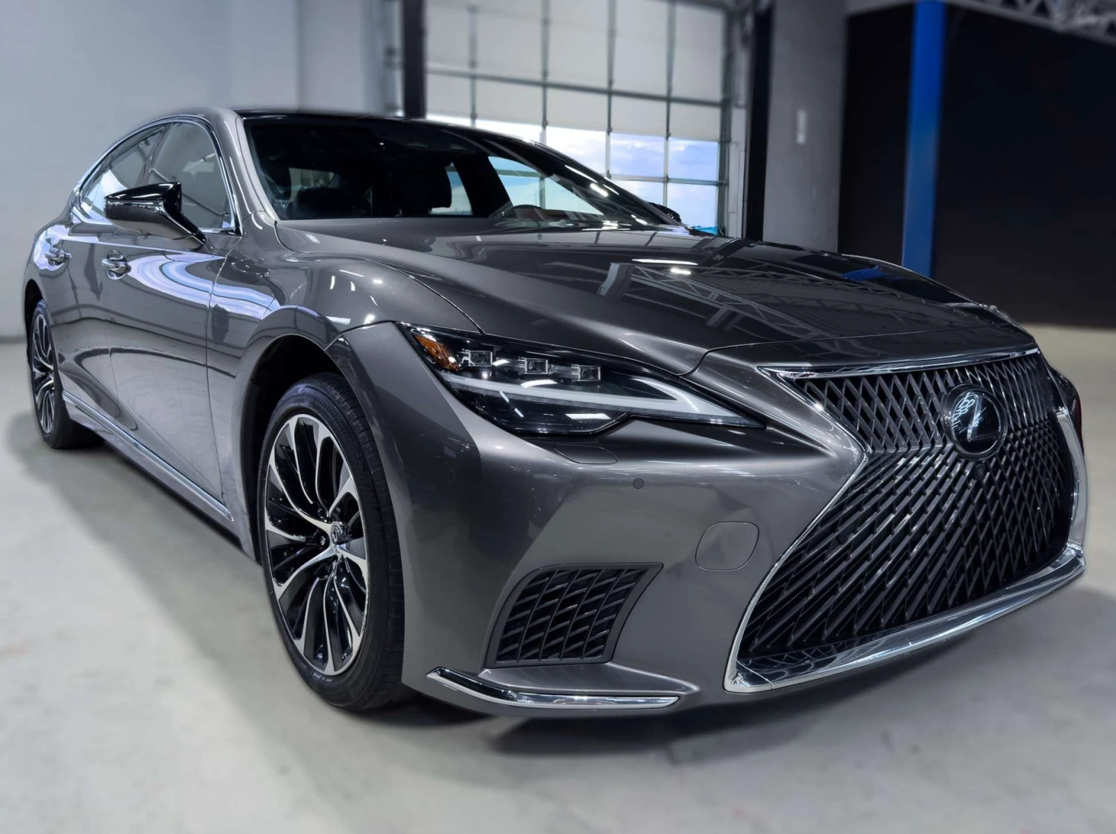 Lexus LS 500 / 4x4 / Кожа / Панорама / ЦЕНА до БГ