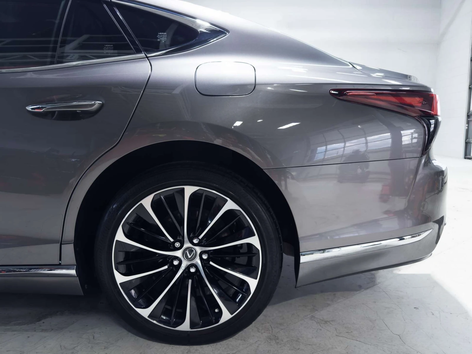 Lexus LS 500 / 4x4 / Кожа / Панорама / ЦЕНА до БГ, снимка 8 - Автомобили и джипове - 55435535