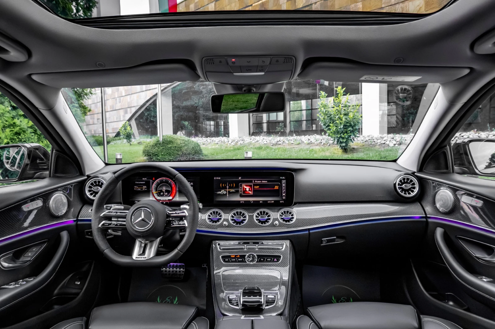 Mercedes-Benz E 220 d* AMG* NIGHT PACK* PANORAMA* 3XTV* FACELIFT, снимка 13 - Автомобили и джипове - 55505168