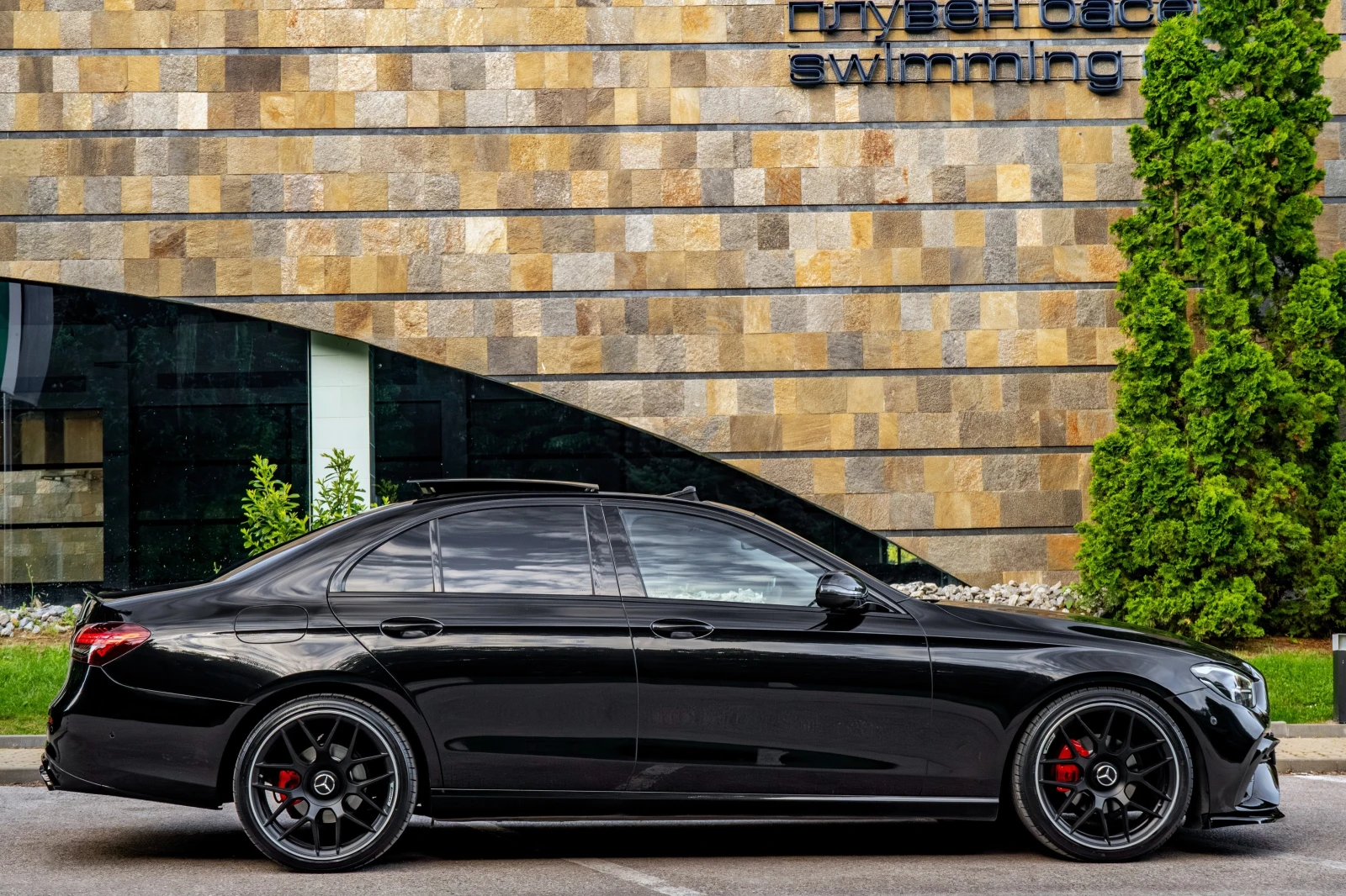 Mercedes-Benz E 220 d* AMG* NIGHT PACK* PANORAMA* 3XTV* FACELIFT, снимка 6 - Автомобили и джипове - 55505168