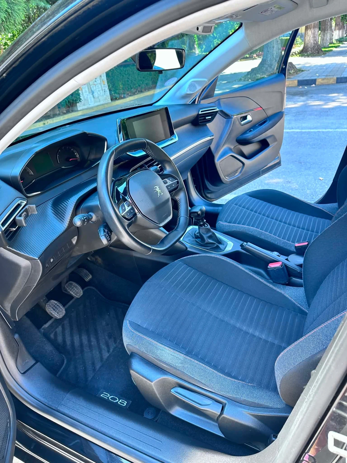 Peugeot 208 1.2 100hp, снимка 13 - Автомобили и джипове - 55709653