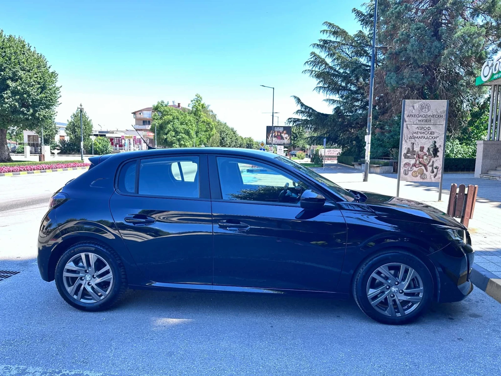 Peugeot 208 1.2 100hp, снимка 11 - Автомобили и джипове - 55709653