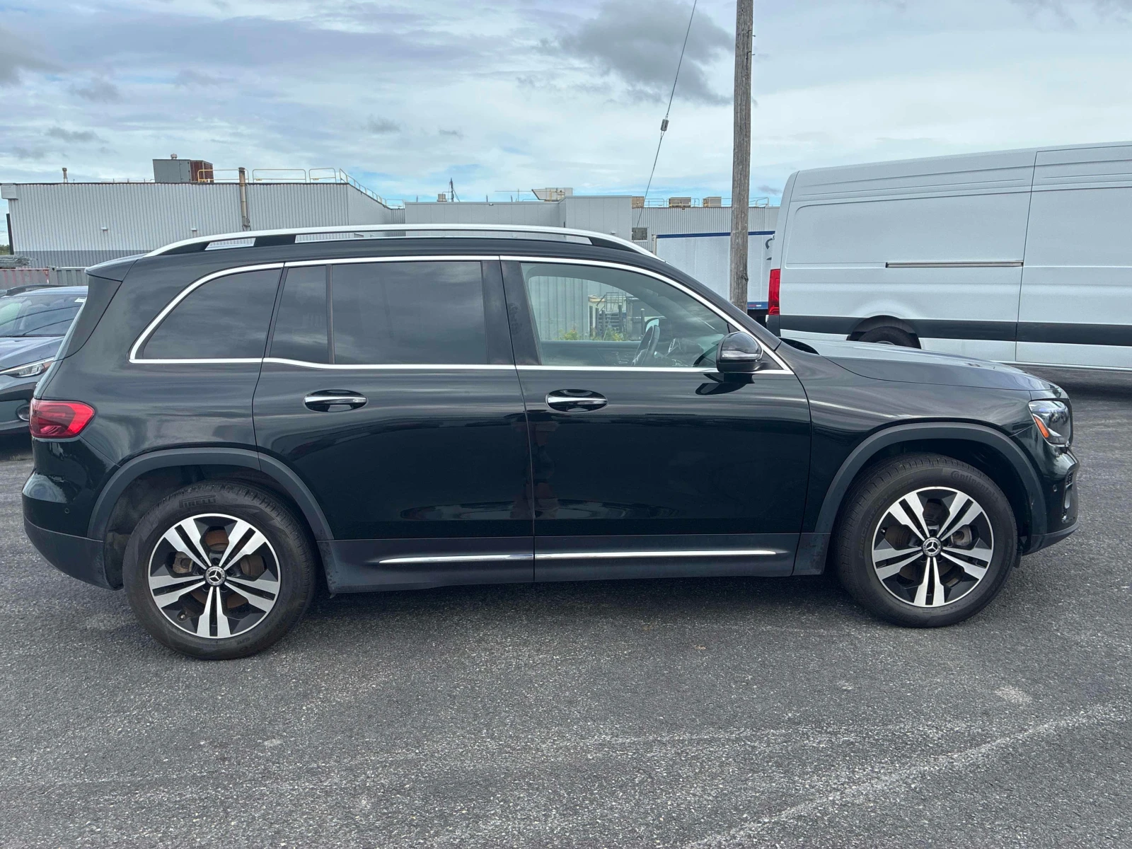 Mercedes-Benz GLB 250   2.0 4Matic / CARFAX / DISTRONIC / MEMORY, снимка 3 - Автомобили и джипове - 55899317
