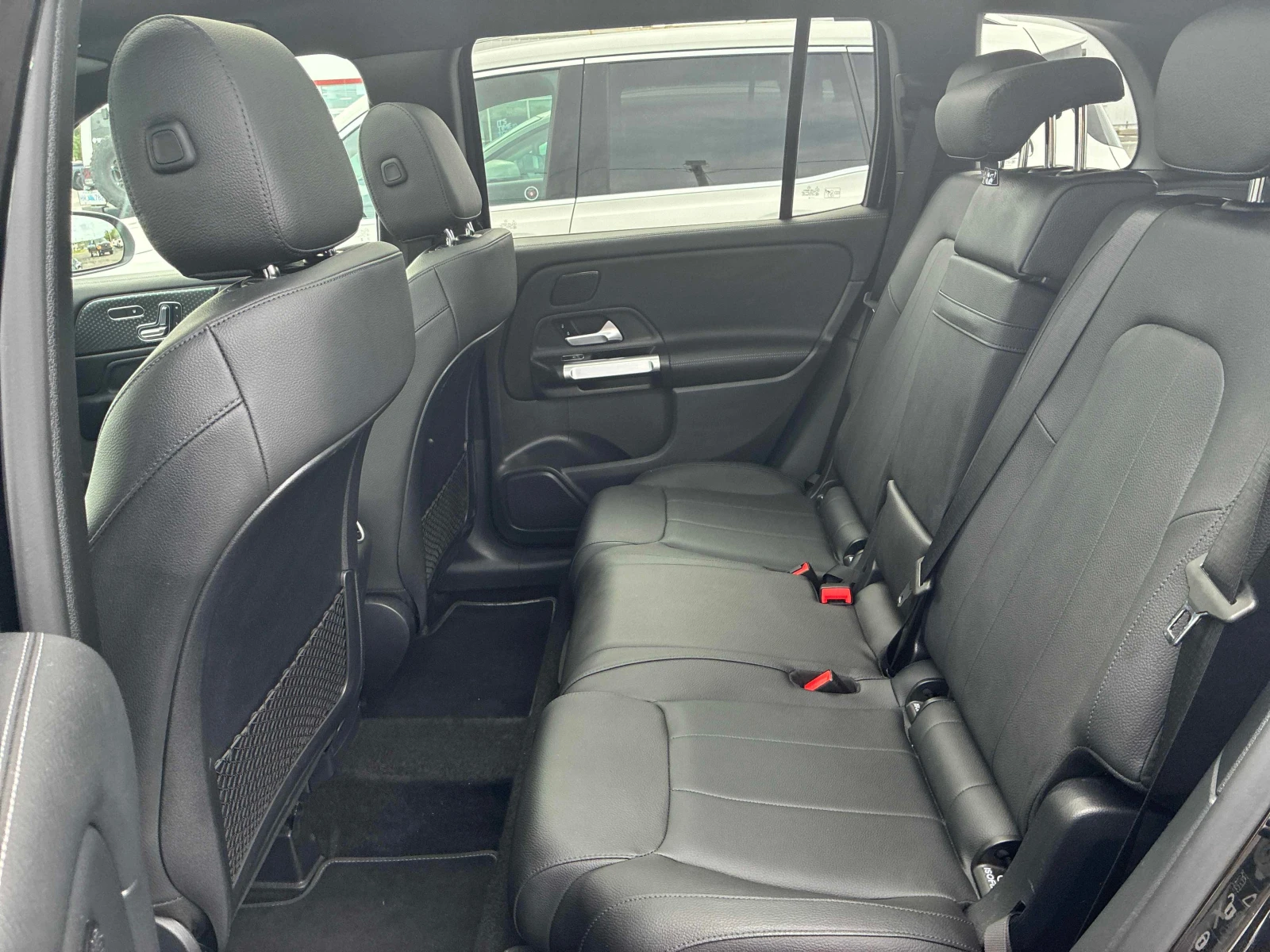 Mercedes-Benz GLB 250   2.0 4Matic / CARFAX / DISTRONIC / MEMORY, снимка 11 - Автомобили и джипове - 55899317
