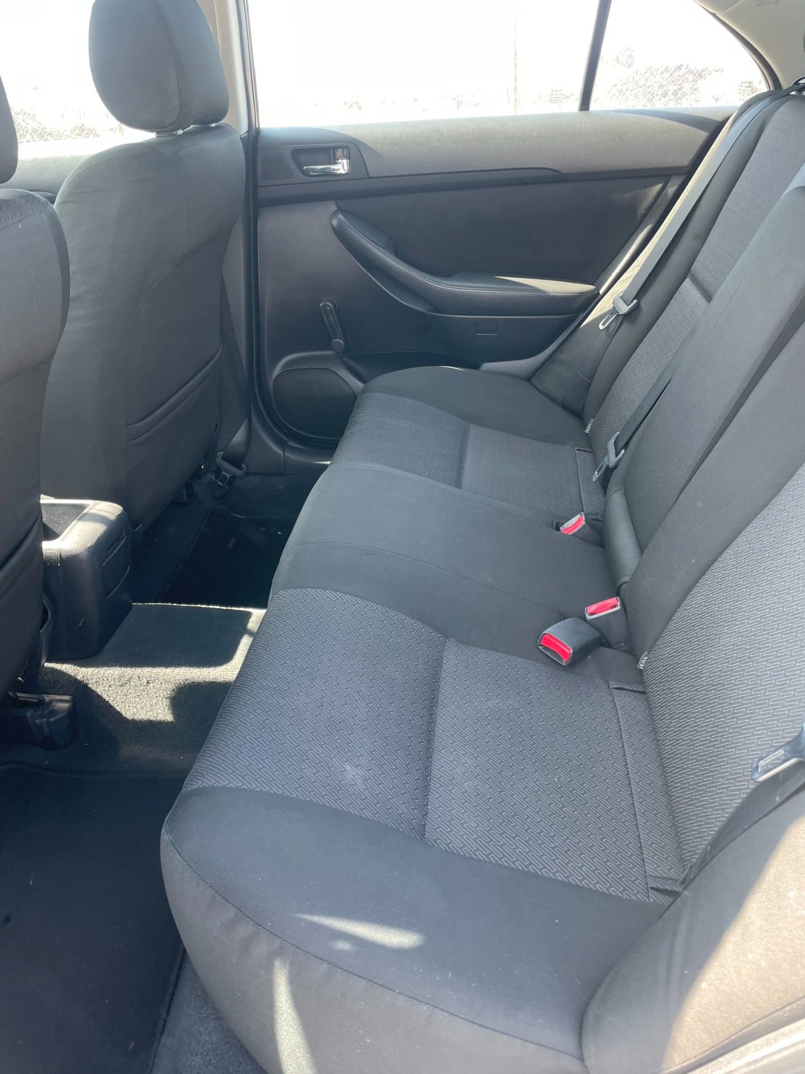 Toyota Avensis 1.8/LPG, снимка 7 - Автомобили и джипове - 53985920