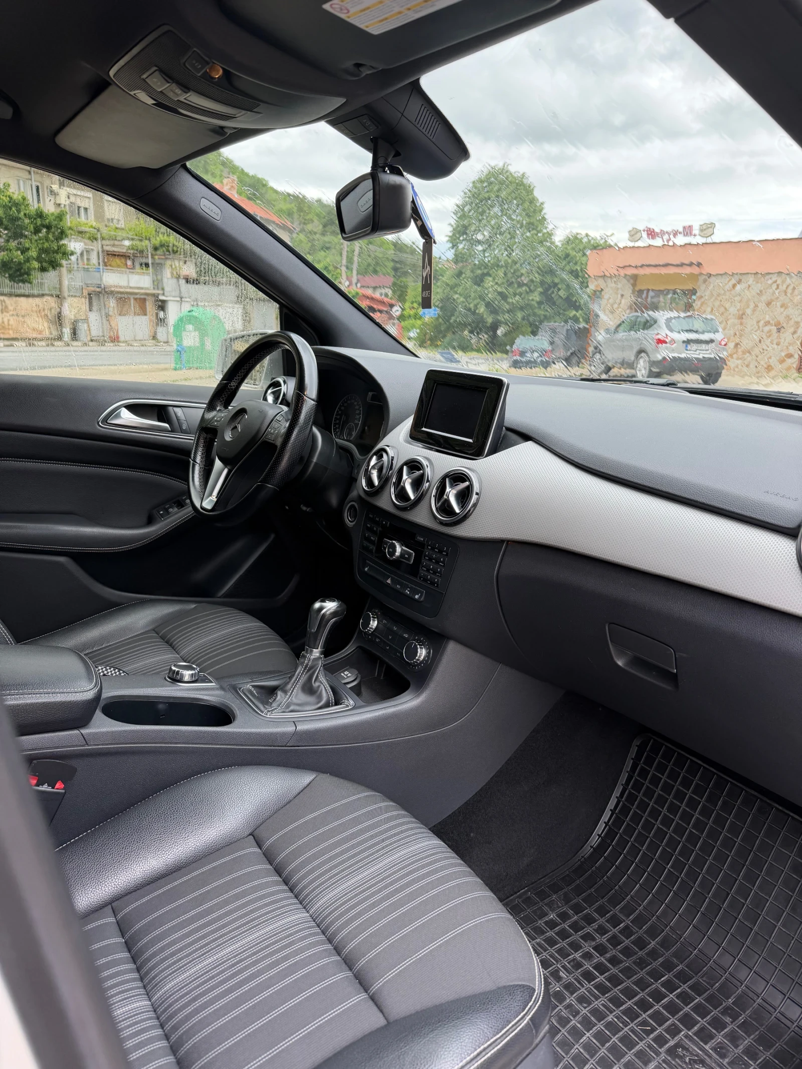 Mercedes-Benz B 180 AMG, снимка 7 - Автомобили и джипове - 54650435