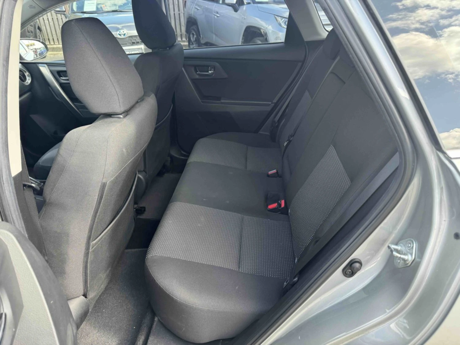 Toyota Auris T2+ 1.3 Бензин, снимка 8 - Автомобили и джипове - 55824463