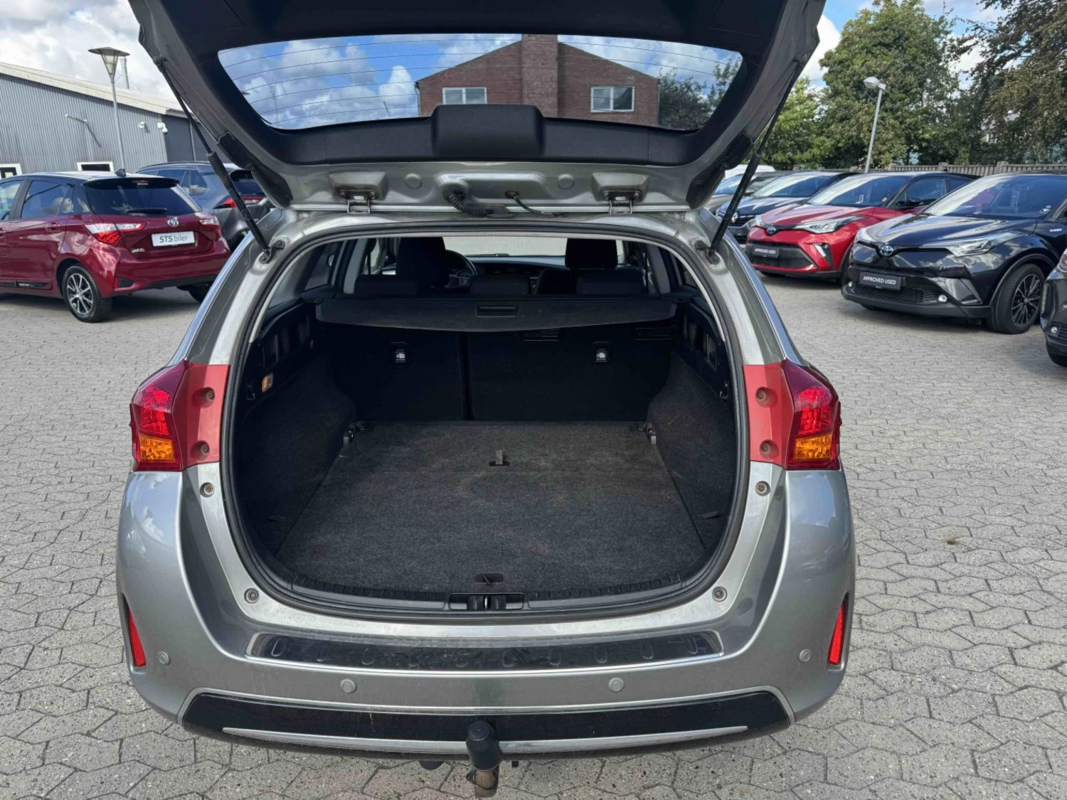 Toyota Auris T2+ 1.3 Бензин, снимка 12 - Автомобили и джипове - 55824463