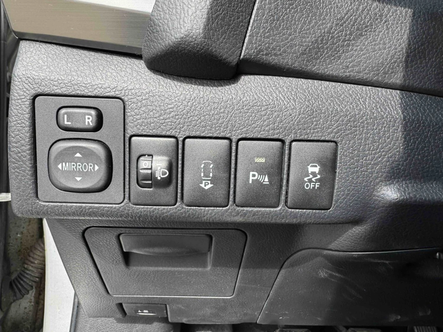 Toyota Auris T2+ 1.3 Бензин, снимка 11 - Автомобили и джипове - 55824463
