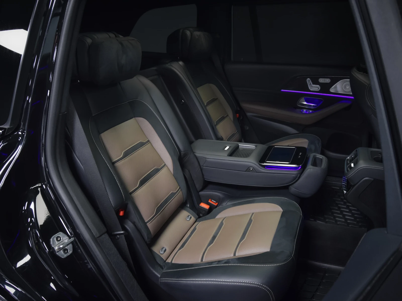 Mercedes-Benz GLS 63 AMG 4MATIC+ * Full Carbon* Вакум* Burmester* Pano* 7-м - изображение 10